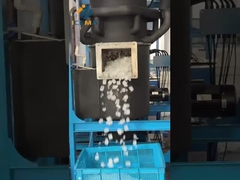 Insinyur mengoperasikan mesin es tabung