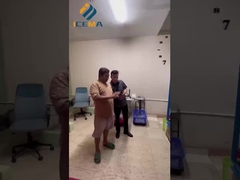 Insinyur pergi ke Indonesia untuk mengoperasikan mesin es untuk pelanggan